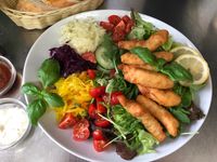 Salat mit Fischknusperle
